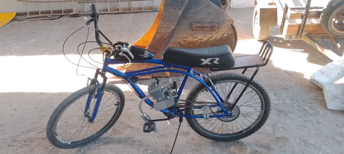 Uma bicicleta motorizada