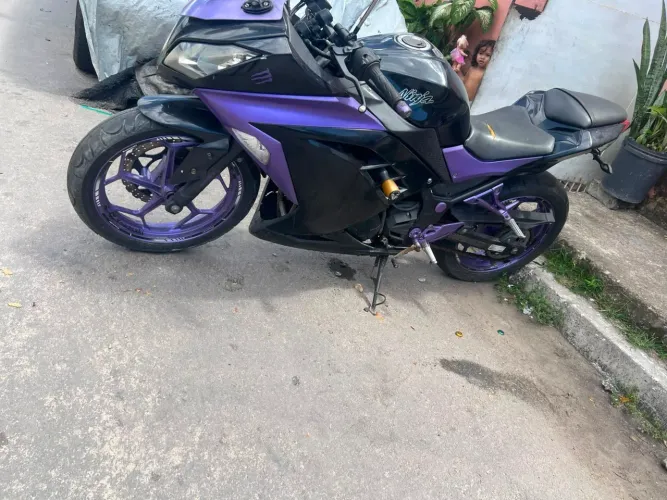 Kawasaki ninja 2013 alguns detalhes e um débito para pagar aceito troca ligue eu chamo no