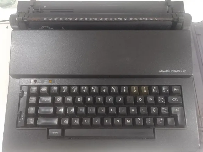 Máquina de escrever elétrica Olivetti Praxis 20