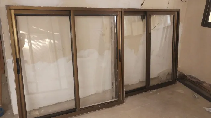 Vendo janelas de alumínio e vidro incolor 