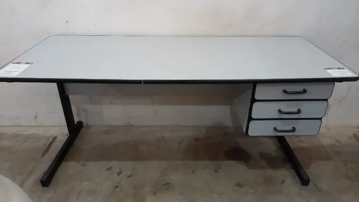 Mesa de escritório com 3 gavetas