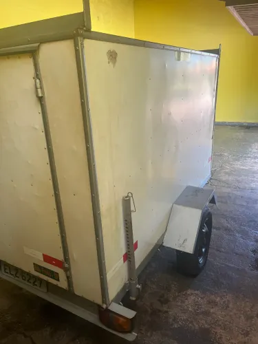 Carretinha Baú Fechada.