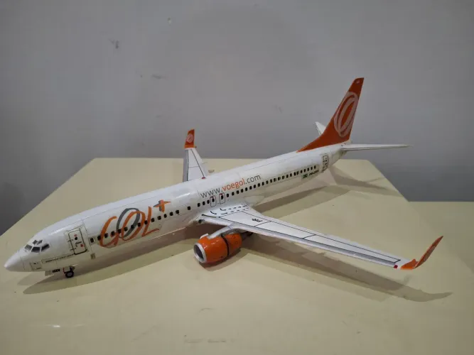 Kit Plastimodelismo avião Boeing 737-800 da Gol. Escala 1:144.