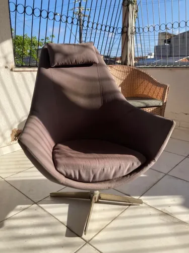 Poltrona Giratória Marrom.