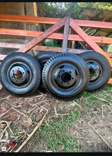 Vendo pneu com roda pra MB 608