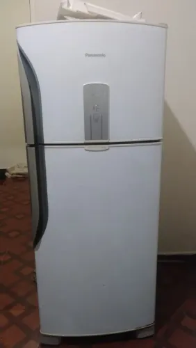 Vendo essa geladeira em perfeito funcionamento, com garantia de 90 dias !