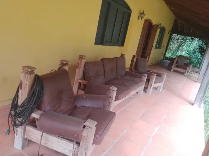 Conjunto sofá e poltrona rústico madeira boa e couro