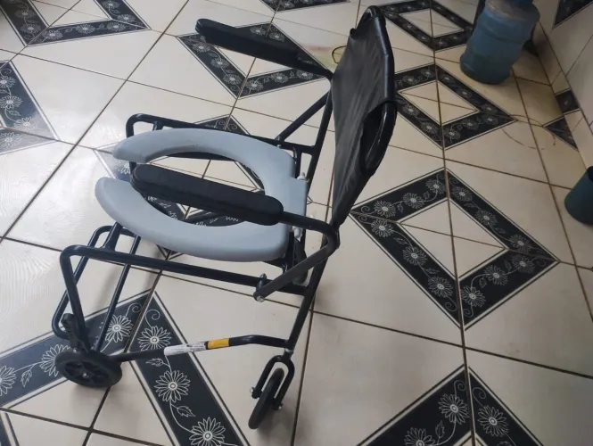 Vende-se cadeira de banho