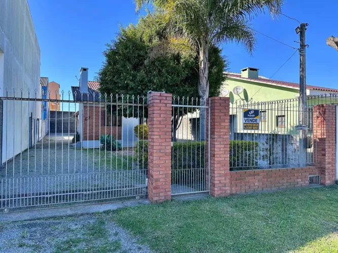Casa à venda no Fragata, Pelotas, com 2 quartos, ar-condicionado, churrasqueira, lareira,