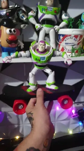 Boneco buzz toy story no skate