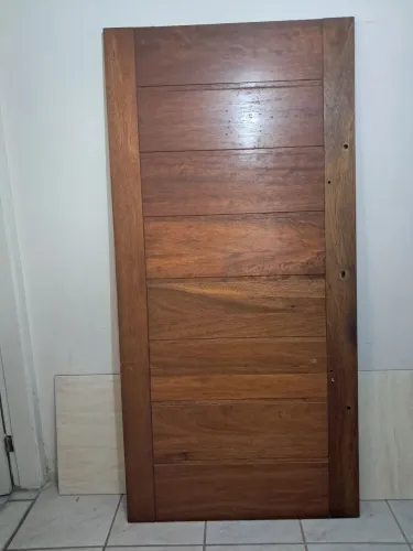 Porta madeira maciça.