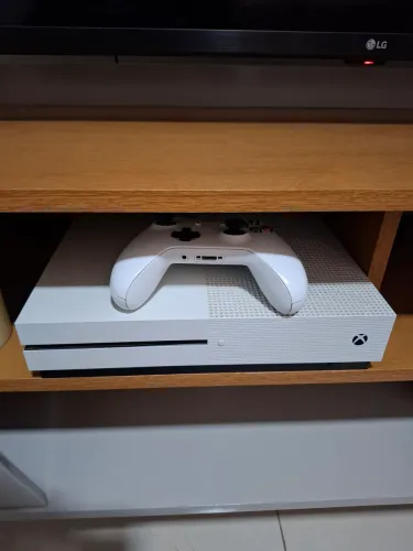 Xbox One 1 TB com 1 controle