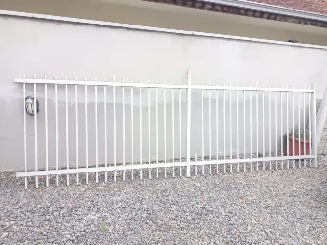 Vendo 2 grades de portão de alumínio usadas. 1,2m x 2,1m e outra com 1,2m x 3,6m