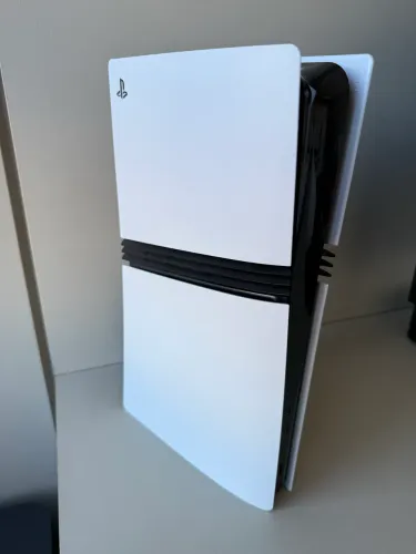 PS5 Pro + Leitor de disco + Controle 50 anos + 2 jogos