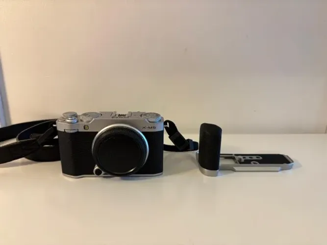 Câmera Digital Fujifilm X-M5 Prata (CORPO) + GRIP SMALLRIG X-M5