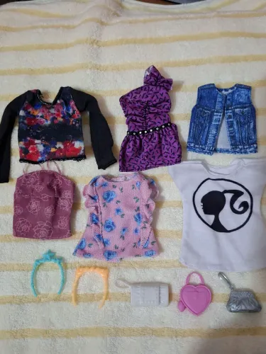 Blusas para Barbie mais acessórios de brinde!