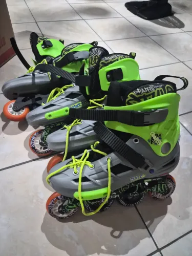 VENDO 2 PATINS, NÚMERO 39, UM PRECISA TROCAR AS PRESILHA, 400 OS DOIS