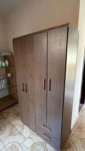 Guarda-Roupa 4 Portas e 2 Gavetas (Estado de Novo!)