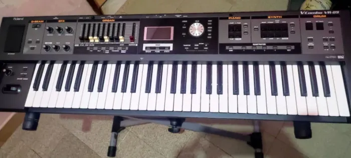 Vendo Teclado Roland VR-09 V-Comb Impecável 