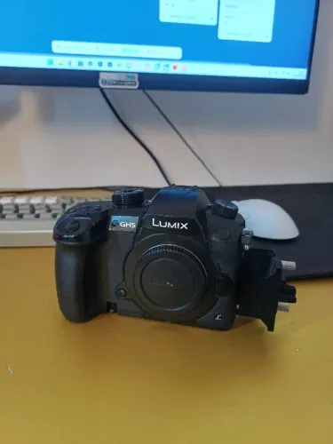 Lumix GH5 com caixa e 5 baterias (retirada de peças)