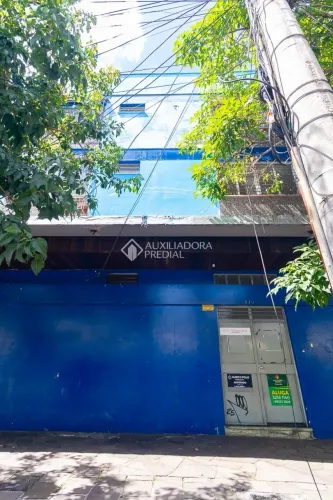 SALA COMERCIAL ESPAÇOSA E BEM LOCALIZADA EM AVENIDA, PRÓXIMA DO COMÉRCIO DO BAIRRO.