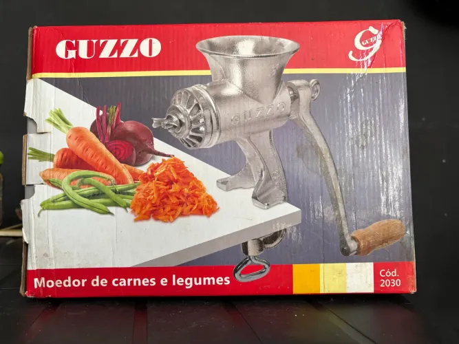Moedor de carnes e legumes de ferro fundido GUZZO No 3 - nunca usado