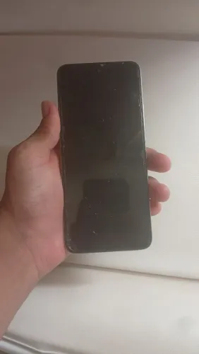 Vendo celular xaiome 12 está com a tela trincada mais não interfere em nada