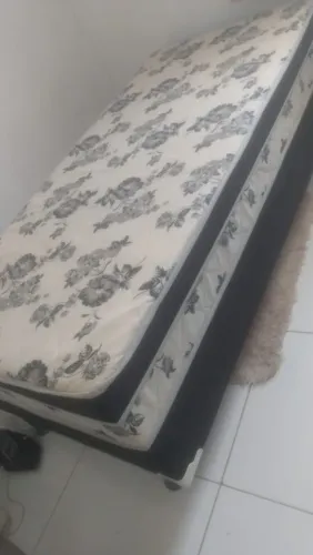 Vende-se cama Box solteiro e duas cadeiras altas 