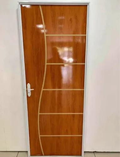 Porta completa desenhada de madeira 