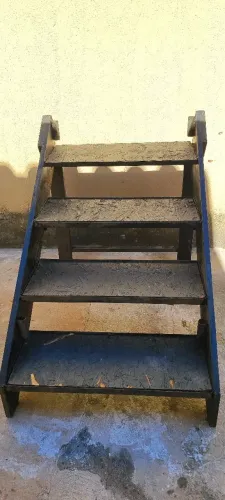 Estou vendendo um portão e uma escada