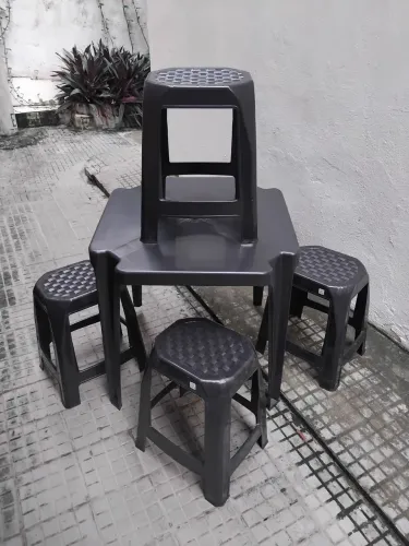 Cadeira Plástica 04 Banquetas + 01 Mesa Real Hexa Oferta 70FR