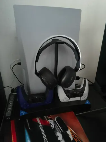 Vendo um PS5 usado em perfeito estado de uso sem avaria, com Smartv de 50 polegadas 4K.
