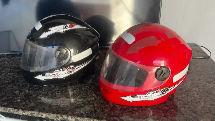 Vende - se R$:140,00 os 2 capacetes infantil 54cm
