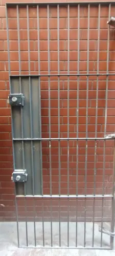 2 Portas de Ferro com grade