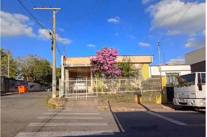 CASA ESPAÇOSA DE 4 QUARTOS NA AV. LEON JOFRE AVAYOU  CRUZEIRO DO SUL