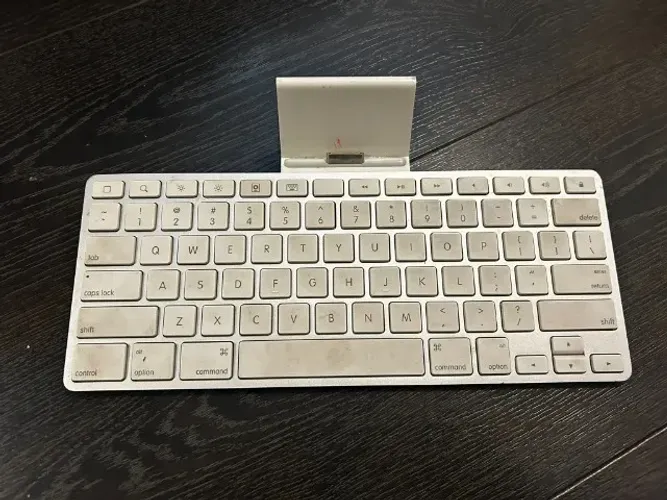 Teclado Apple A1359 Qwerty - Retroiluminação Branca (Usado)