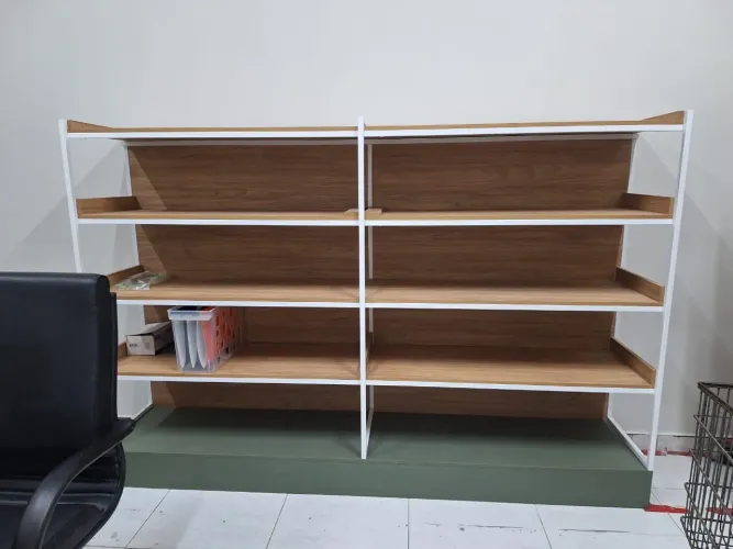 Gôndola de exposição fabricada em MDF Tauari, com estrutura em metalon