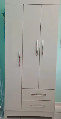 Vende-se guarda roupa infantil 8 meses de uso , $600 podemos negociar o valor .
