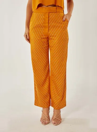 CALÇA MOSTARDA COM APLICAÇÃO