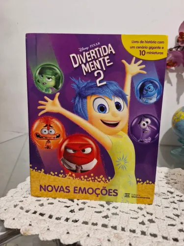 Livro Divertidamente 2 com personagens