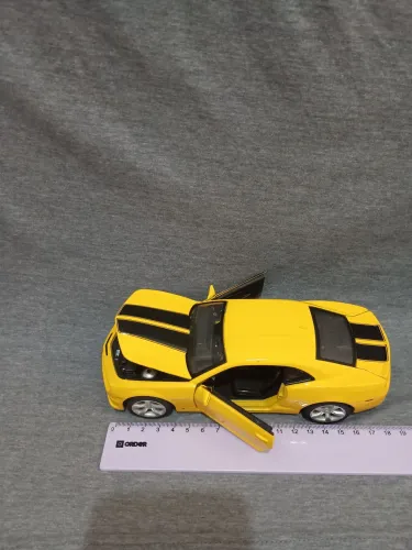 Carro colecionável Camaro amarelo 1:24