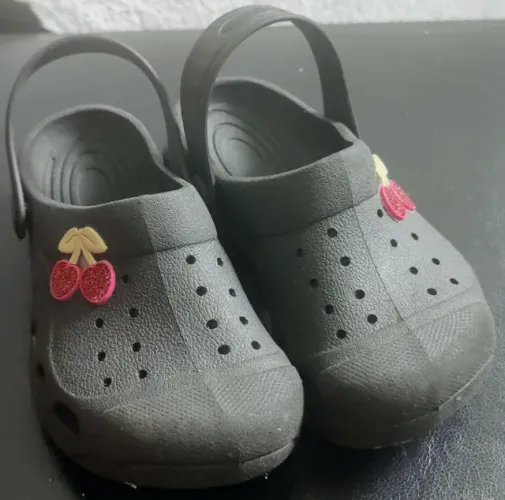 Tênis sapato crocs infantil cereja tamanho 25 preto preço de desapego pronta entrega mine