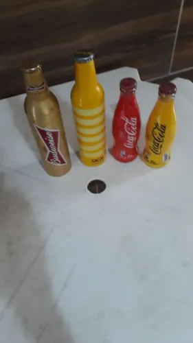 Garrafinhasmarca de cerveja e refrigerante. 