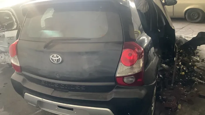 Retirada de peças sucata original Etios Cross Tamapa de mala lanterna 