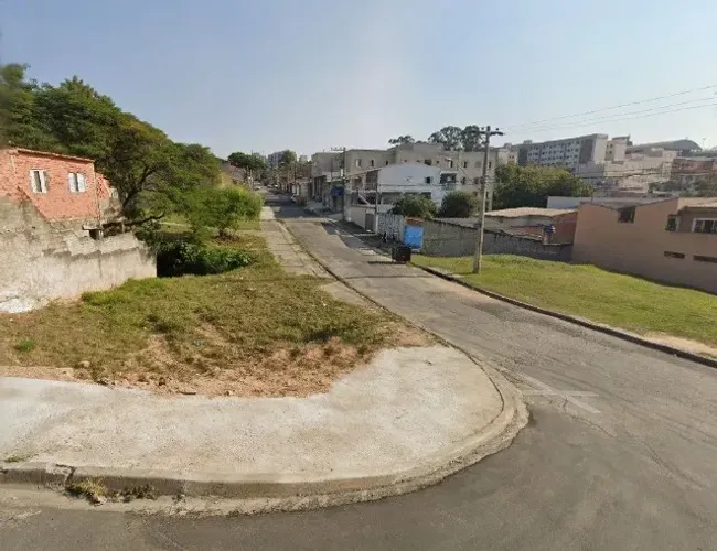 Terreno de 12 x 25 m em esquina no jd. Brasilândia. Ótimo local. Aceita veículo.