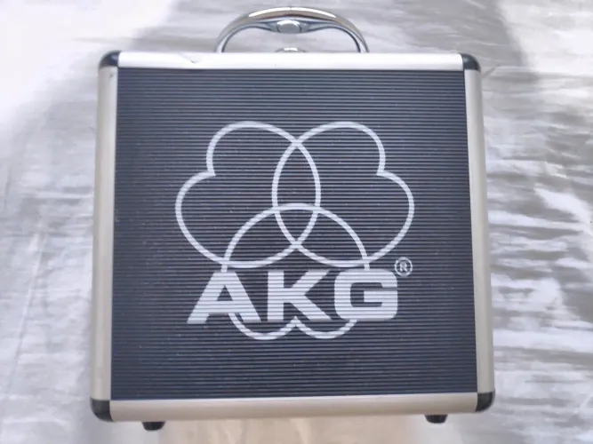 AKG Perception 200