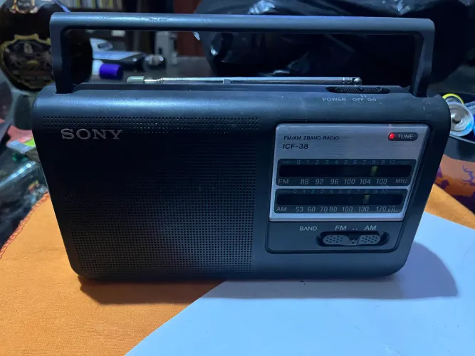 rádio portátil Sony ICF-38 AM/FM