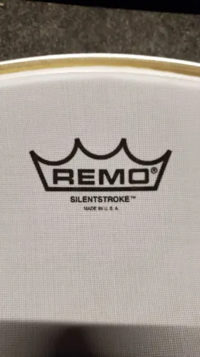 Pele muda de Bumbo Remo SILENTSTROKE USA 20"