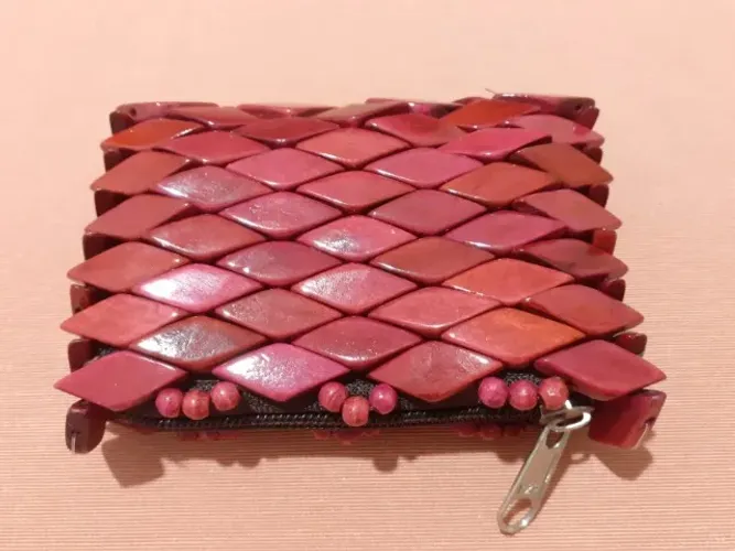 Bolsa de madeira, porta-moedas vermelha