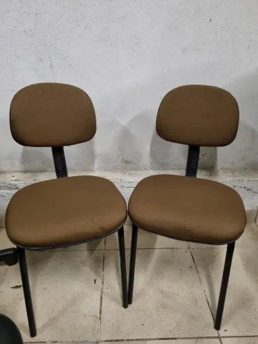 Conjunto com 2 Cadeiras Fixa Ótimo Estado Marrom por apenas 150,00.